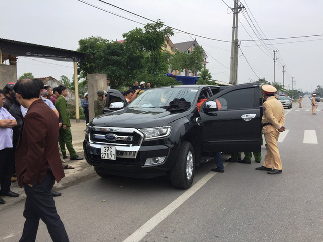 Bắt 4 đối tượng dùng ô tô bán tải chở súng và ma tuý ảnh 1